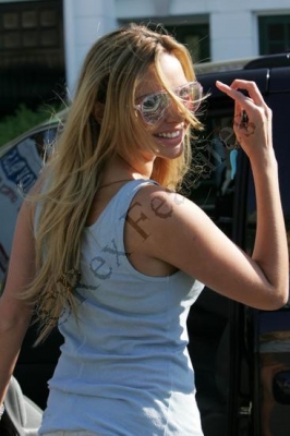 Nadine_Leaving_Home_Then_Goes_To_Starbucks_To_Grab_A_Coffee_01_05_07_283129.jpg
