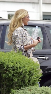 Nadine_Leaving_Her_House_20_04_07_28129.jpg
