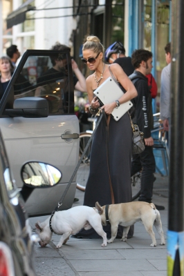 Sarah_Harding_out_in_North_London_03_08_12_283029.jpg