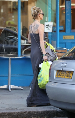 Sarah_Harding_out_in_North_London_03_08_12_286729.jpg