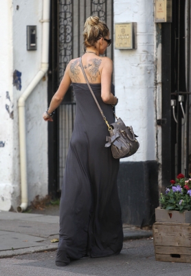Sarah_Harding_out_in_North_London_03_08_12_286929.jpg
