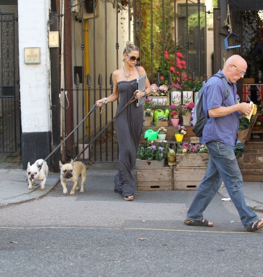 Sarah_Harding_out_in_North_London_03_08_12_287329.jpg