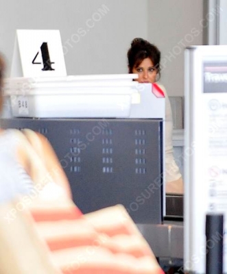 Cheryl_arriving_at_LAX_04_08_12_28129.jpg