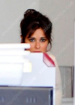 Cheryl_arriving_at_LAX_04_08_12_28329.jpg
