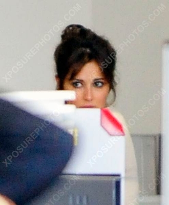 Cheryl_arriving_at_LAX_04_08_12_28429.jpg