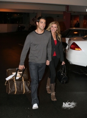 Nadine_and_Jesse_reunite_at_LAX_airport_20_11_06_281129.jpg