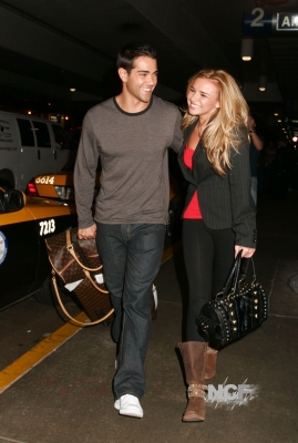 Nadine_and_Jesse_reunite_at_LAX_airport_20_11_06_281329.jpg