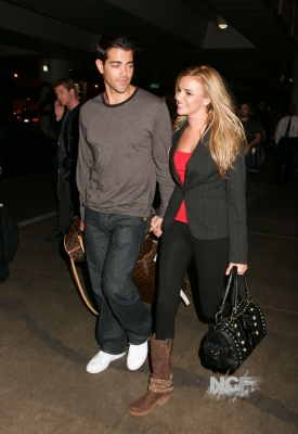 Nadine_and_Jesse_reunite_at_LAX_airport_20_11_06_281429.jpg