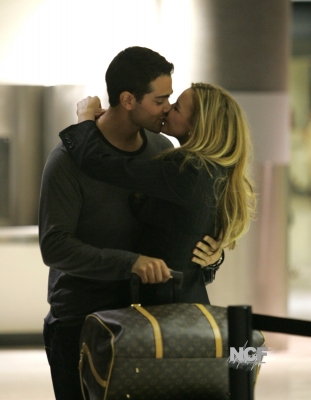 Nadine_and_Jesse_reunite_at_LAX_airport_20_11_06_282029.jpg