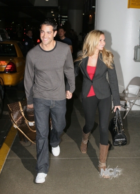 Nadine_and_Jesse_reunite_at_LAX_airport_20_11_06_28929.jpg