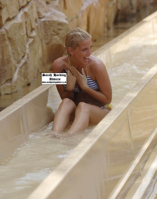 Sarah_and_Danielle_Lloyd_at_a_water_park_in_Dubai_24_07_06_283229.jpg