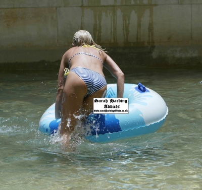 Sarah_and_Danielle_Lloyd_at_a_water_park_in_Dubai_24_07_06_28929.jpg
