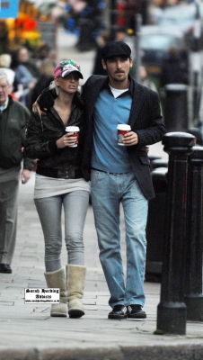 Sarah_and_Joe_Mott_out_in_Hampstead2C_London_13_12_06_28129.jpg
