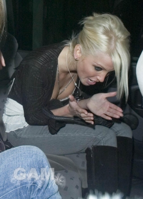 Sarah_Harding_stumbles_out_of_Movida_28_01_06_28129.jpg