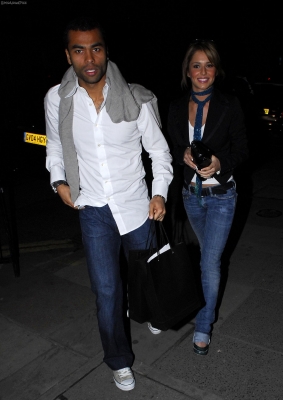 Cheryl_Tweedy_and_Ashley_Cole_go_for_Valentine_s_dinner_14_02_06_281529.jpg