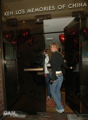 Cheryl_Tweedy_and_Ashley_Cole_go_for_Valentine_s_dinner_14_02_06_28729.jpg