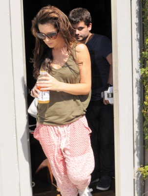 Cheryl_arriving_at_tour_rehearsals_in_LA_20_08_12_28229.jpg