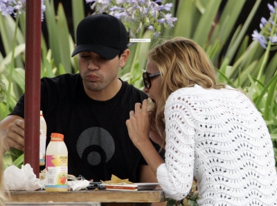 Nadine_and_Jesse_eating_lunch_in_Malibu_24_06_06_28129.jpg