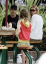 Nadine_and_Jesse_eating_lunch_in_Malibu_24_06_06_28329.jpg