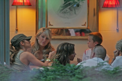 Cheryl_and_Victoria_Beckham_relax_for_an_evening_meal_10_06_06_282029.jpg