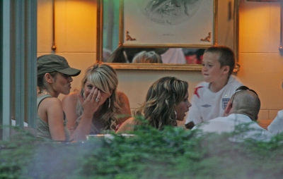 Cheryl_and_Victoria_Beckham_relax_for_an_evening_meal_10_06_06_282229.jpg