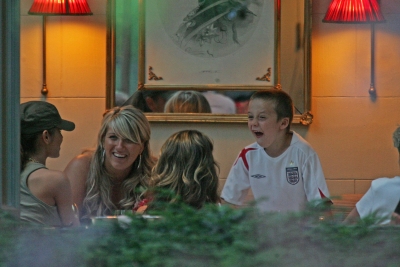 Cheryl_and_Victoria_Beckham_relax_for_an_evening_meal_10_06_06_282429.jpg