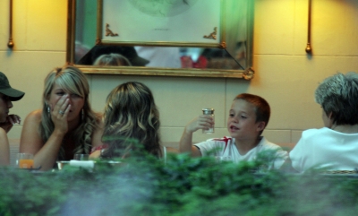 Cheryl_and_Victoria_Beckham_relax_for_an_evening_meal_10_06_06_282629.jpg
