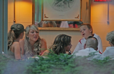 Cheryl_and_Victoria_Beckham_relax_for_an_evening_meal_10_06_06_282929.jpg