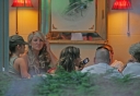 Cheryl_and_Victoria_Beckham_relax_for_an_evening_meal_10_06_06_283129.jpg