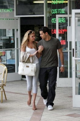 Nadine_and_Jesse_strolling_around_West_Hollywood_24_11_06_281029.jpg