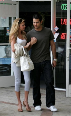 Nadine_and_Jesse_strolling_around_West_Hollywood_24_11_06_281129.jpg