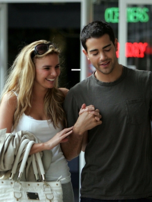 Nadine_and_Jesse_strolling_around_West_Hollywood_24_11_06_28529.jpg