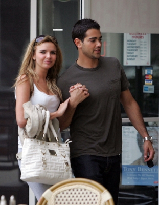 Nadine_and_Jesse_strolling_around_West_Hollywood_24_11_06_28629.jpg