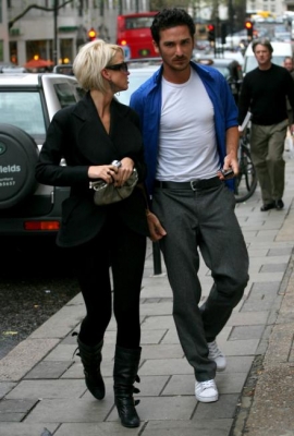 Sarah_Harding_Arriving_At_Ahe_Dorchester_Hotel_02_12_06_281329.jpg