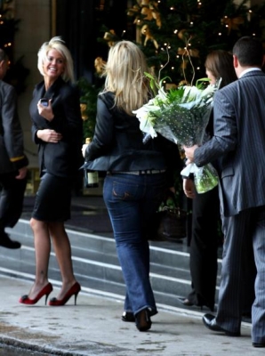 Sarah_Harding_Arriving_At_Ahe_Dorchester_Hotel_02_12_06_281429.jpg