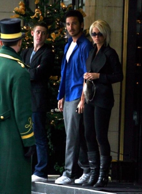Sarah_Harding_Arriving_At_Ahe_Dorchester_Hotel_02_12_06_282429.jpg