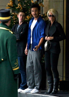 Sarah_Harding_Arriving_At_Ahe_Dorchester_Hotel_02_12_06_282529.jpg