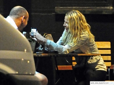 Sarah_Harding_outside_a_bar_in_North_London_23_08_12_28429.jpg
