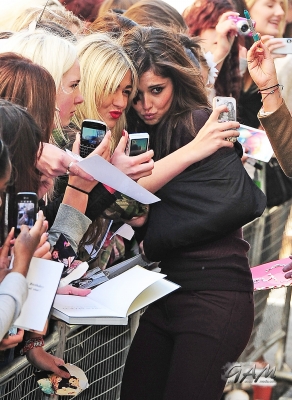 Cheryl_Cole_on_BBC_Radio_1_31_08_12_2817629.jpg