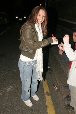 Girls_Aloud_leaving_CDUK_11_02_06_283029.jpg