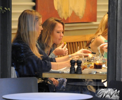 Kimberley_Walsh_out_for_dinner_with_friends_in_London_06_09_12_281029.jpg