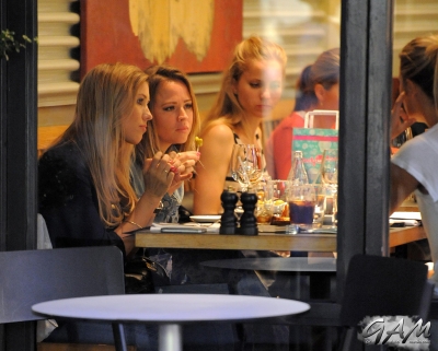 Kimberley_Walsh_out_for_dinner_with_friends_in_London_06_09_12_281629.jpg