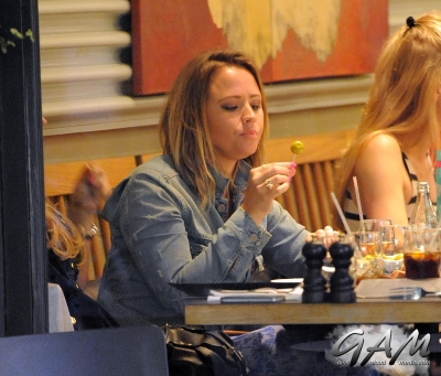 Kimberley_Walsh_out_for_dinner_with_friends_in_London_06_09_12_281729.jpg