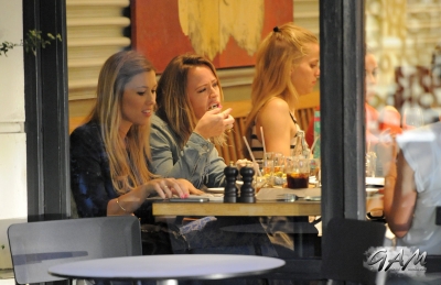 Kimberley_Walsh_out_for_dinner_with_friends_in_London_06_09_12_282329.jpg