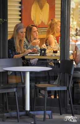 Kimberley_Walsh_out_for_dinner_with_friends_in_London_06_09_12_282629.jpg