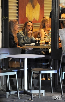 Kimberley_Walsh_out_for_dinner_with_friends_in_London_06_09_12_282729.jpg