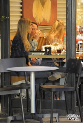 Kimberley_Walsh_out_for_dinner_with_friends_in_London_06_09_12_282929.jpg