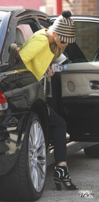 Sarah_Harding_leaving_home_and_arriving_at_a_photoshoot_06_08_12_282429.jpg