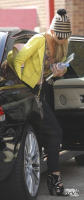 Sarah_Harding_leaving_home_and_arriving_at_a_photoshoot_06_08_12_282629.jpg