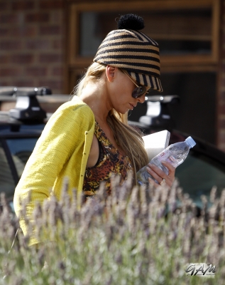 Sarah_Harding_leaving_home_and_arriving_at_a_photoshoot_06_08_12_283229.jpg
